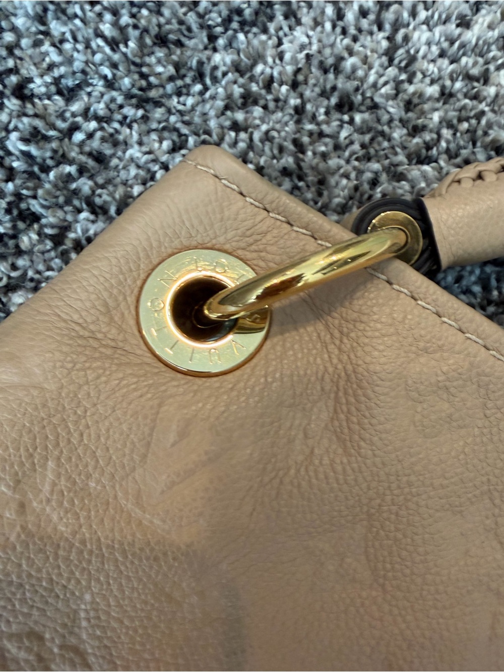 Louis Vuitton Artsy MM Leather Tote Bag - Women's Handbag. Gold Tan. New - Picture 13 of 14